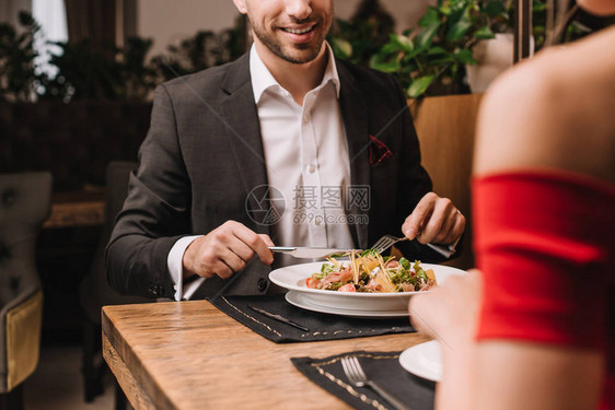男人在餐馆和女朋友共图片