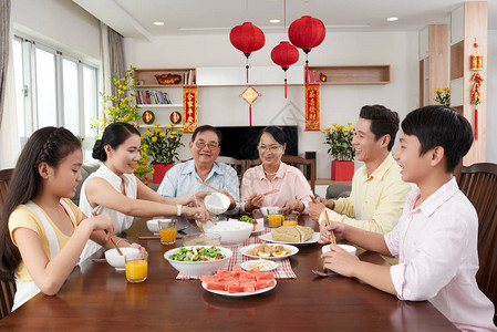 亚裔家庭在庆祝新年背景图片