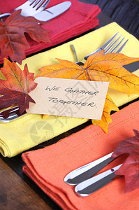 感恩节快乐餐桌与我们共聚一堂的名牌和秋图片