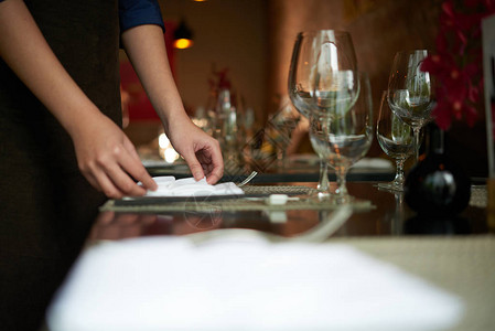 餐厅服务员摆桌的手背景图片