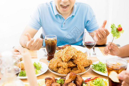 餐桌上的食物和饮料在兴奋的饥饿图片