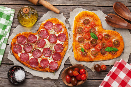 红心披萨配西红柿马扎里拉和辣椒图片
