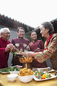 以传统的中文衣着享受中图片