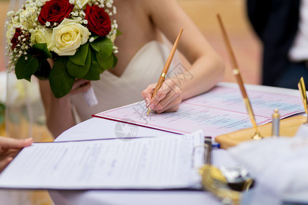 新娘签署结婚合同图片