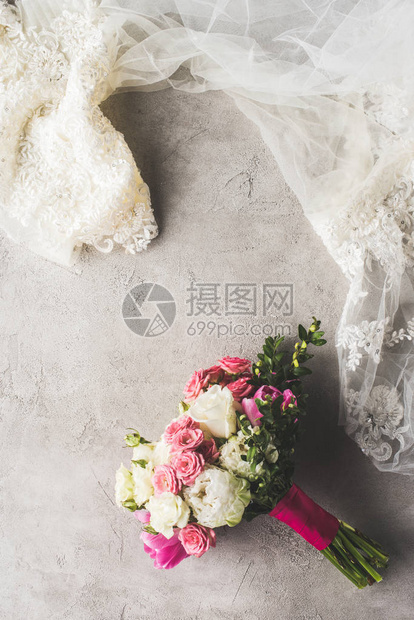 结婚礼服和婚礼花束图片