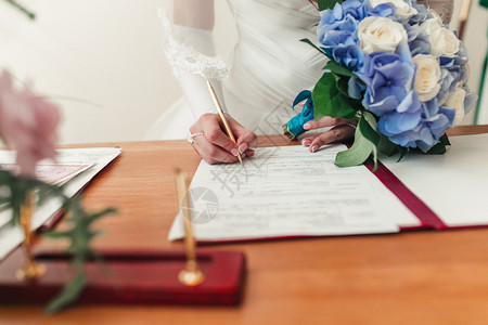 新娘签署结婚合同图片