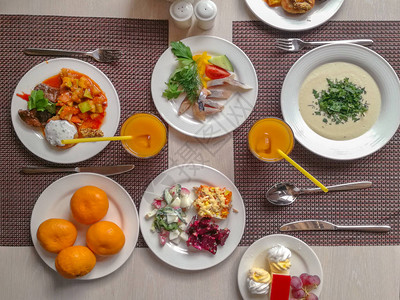 选择沙拉烹饪餐饮午餐各种食物的全套食品展示即食餐图片