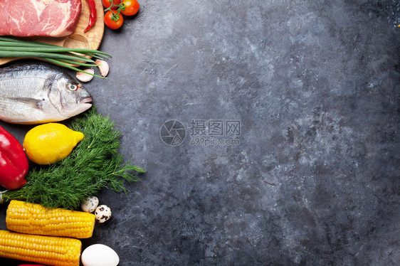 蔬菜鱼肉和烹饪原料黑大理石桌上带有复制空图片