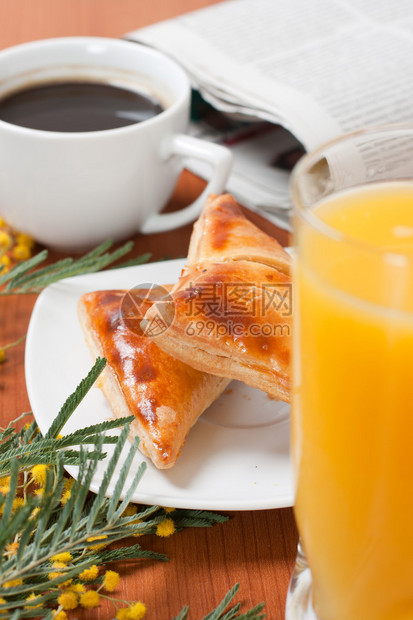 欧陆式早餐供应咖啡和橙汁图片