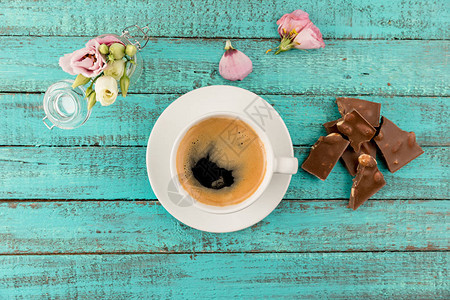 咖啡杯蒸汽巧克力和桌上图片