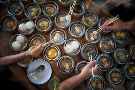 为中华国餐馆家庭和亚洲食品概念提供早餐食物的图片