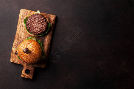 美味的烤肉家做的汉堡包加牛肉番茄芝士黄瓜和生菜最上图片