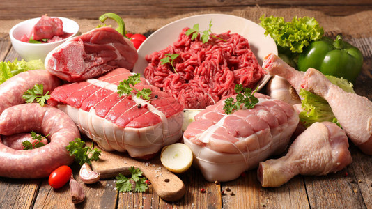 木桌上的生肉配料图片