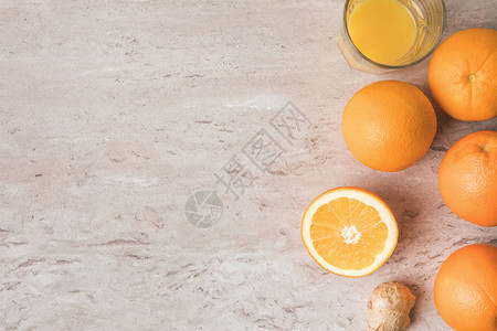 大理石桌上橙子和橙图片