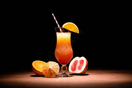 桌上有橙汁的美味酒精饮料图片