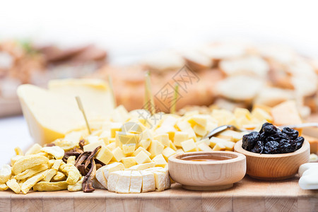 奶酪板与干果和蜂蜜木板图片