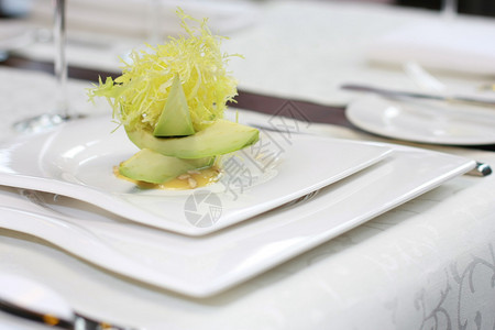 奢华餐厅的蔬菜创意食品盘图片