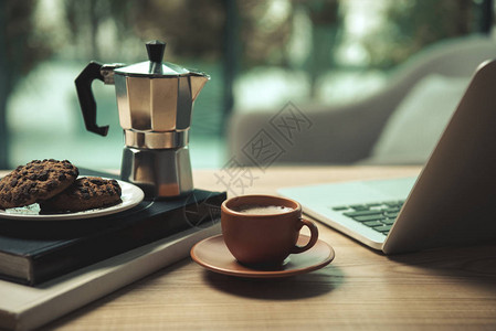近视笔记本电脑咖啡杯莫卡锅和巧克力曲奇饼以及木高清图片