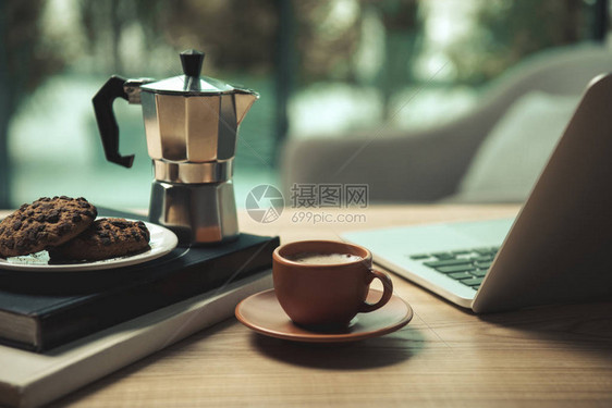 近视笔记本电脑咖啡杯莫卡锅和巧克力曲奇饼以及木图片