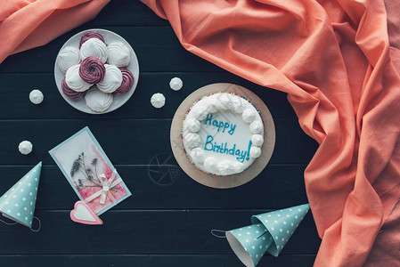 生日蛋糕和生日帽的顶端视图放图片