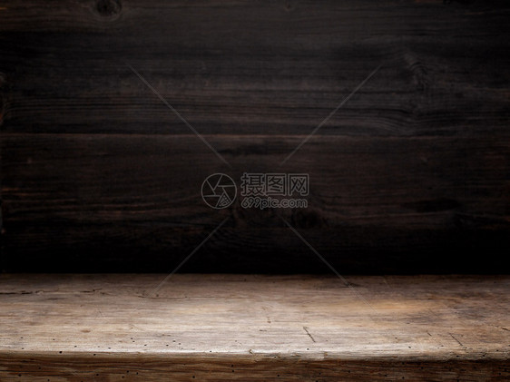 木桌和深色木墙烹饪背景图片