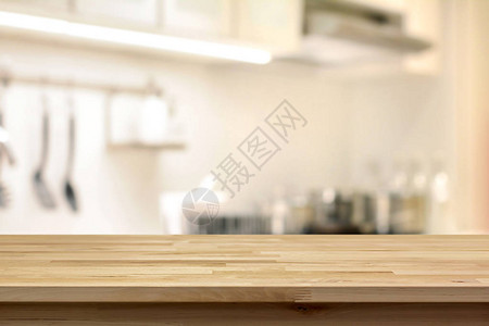 模糊厨房背景上的木桌面背景图片