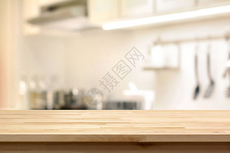 模糊厨房内部上的木桌面背景图片