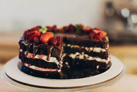美味的自制巧克力蛋糕木图片