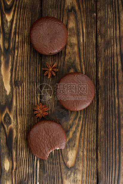 三个巧克力派甜点在村里黑图片