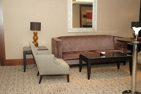 酒店大堂配有沙发和椅子图片