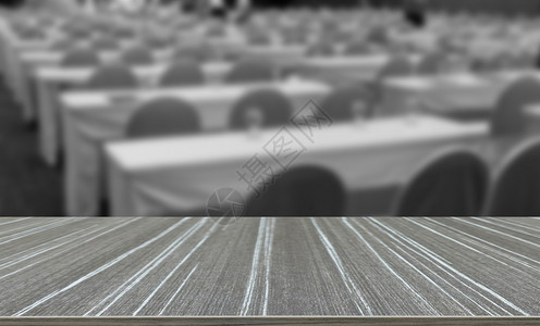 会议室大厅内有布料覆盖的空桌和椅子显示产品时用粗背景和木图片