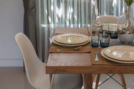 古典餐厅的豪华餐桌古典椅子风格的木桌图片