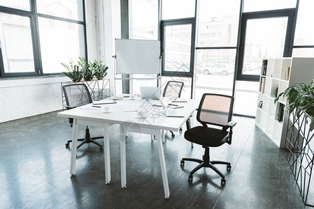 配备办公桌纸张椅子和白板的现代图片