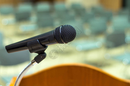 导播室演讲台上的麦克风会议厅或研讨室背景的背景