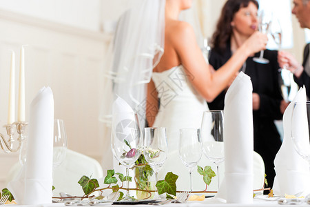 婚宴的婚礼餐桌盛装着鲜花在新娘的图片