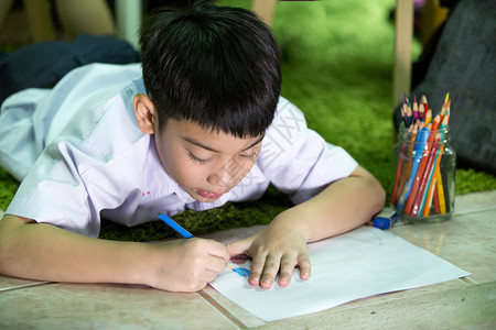 身着学生制服的亚洲儿童在家里图片