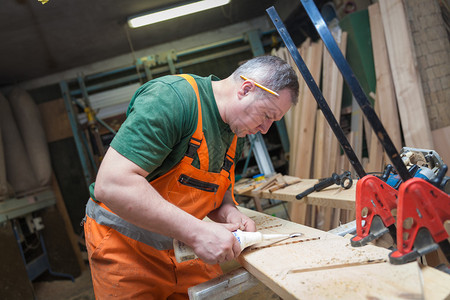 木制品中的工匠准备制作木制家具图片