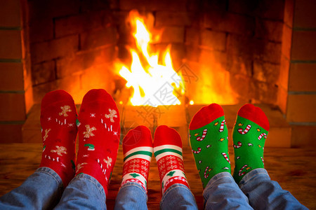 在壁炉附近的圣诞袜的家庭图片