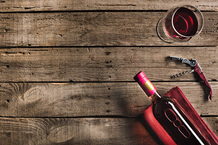 粉红葡萄酒软木杯和玻璃酒瓶的顶部视图图片