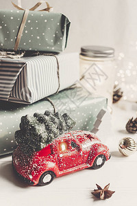 现代圣诞饰品和带树的汽车玩具图片