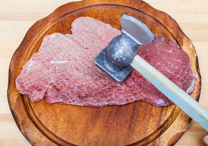 小牛肉被切板上的肉丸子图片