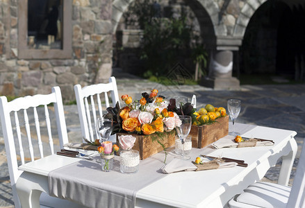 白色餐桌上摆放的鲜花和餐具图片