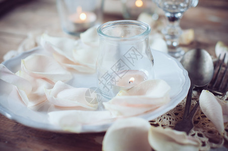 餐桌装饰玫瑰花和蜡烛图片