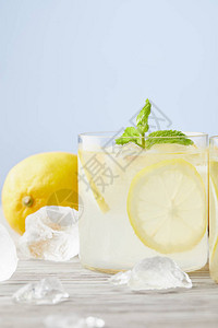 木制表面上加冰和柠檬的新鲜柠檬水杯图片