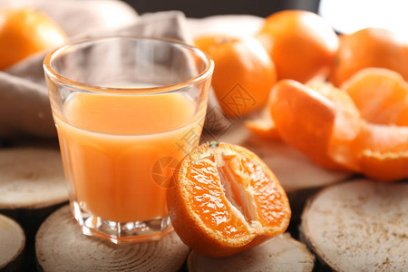 杯在木桌上的鲜美橘汁背景图片