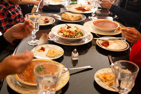 家庭晚宴时间餐桌上的希腊沙拉图片