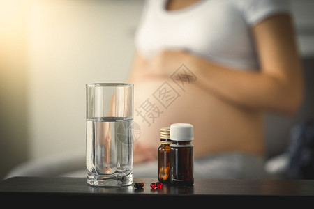 怀孕保健的概念照片孕妇旁边桌子上的图片