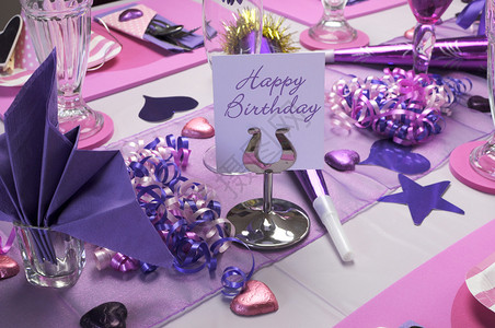 粉色和紫色主题餐桌设置装饰品生日快乐信图片