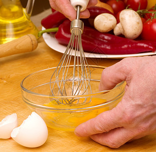 厨师在碗里搅打鸡蛋图片