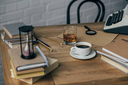 咖啡和威士忌杯的老式作家工作间有咖啡图片